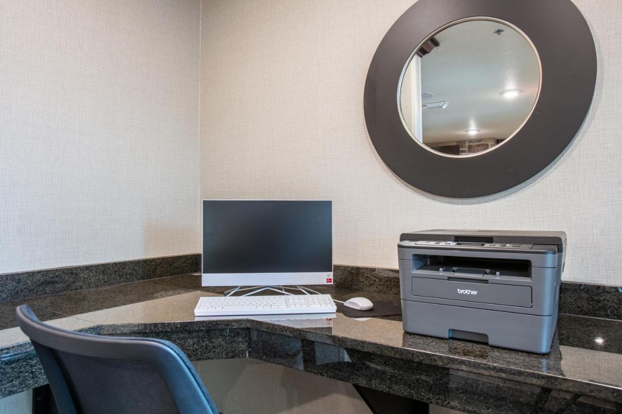Cobblestone Inn & Suites - Pine Bluffs ภายนอก รูปภาพ